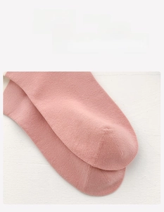 Nahaufnahme der rosa Socken-Fußspitze mit nahtloser Verarbeitung für hohen Komfort