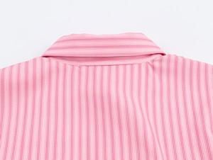 Dettaglio del colletto a righe rosa e cuciture posteriori su tessuto di cotone rifinito