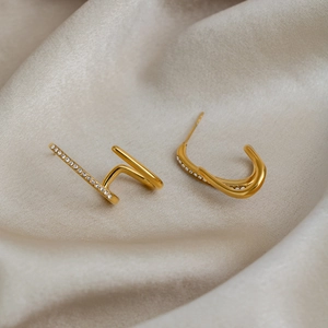 Irregular linear J-shaped stainless steel earrings with gold plating and zircons