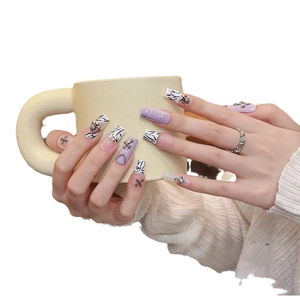 Faux ongles zébrés gothiques avec croix argentée et breloques en chaîne métallique