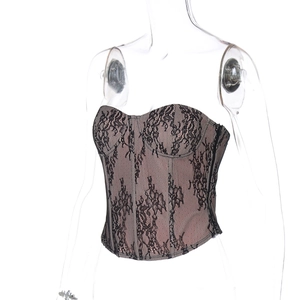 Détail du haut bustier en dentelle noire florale avec structure baleinée et fermeture éclair