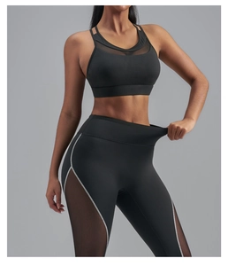 Détail du legging de sport noir taille haute montrant le tissu et les empiècements