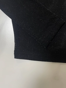 Top aderente nero a girocollo da donna con maniche lunghe in maglia glitterata