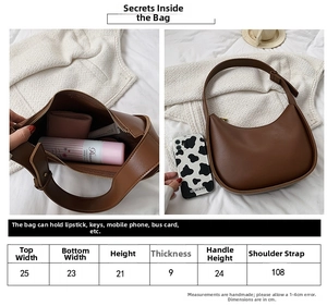 Vue intérieure montrant le rangement du téléphone et du rouge à lèvres du sac vintage