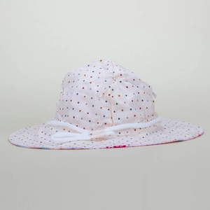 Dettaglio di cappello da sole per bambini con pois colorati e cinturino sottogola antivento