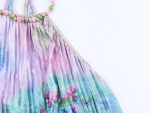 Détail du haut dos nu Y2K avec imprimé aquarelle plissé et perles colorées élégantes