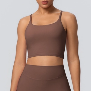 Détail de la brassière de yoga à fines bretelles et leggings taille haute assortis en marron