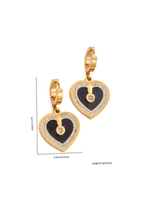Dettaglio degli orecchini a cuore in oro con smalto nero e intarsio in zircone lucido
