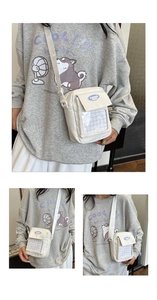 Détail du petit sac blanc à bandoulière avec rabat et compartiment en filet transparent