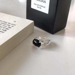925 silver flower ring with black oval onyx stone in liquid metal claw setting