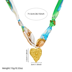 Détail du collier à pendentif cœur avec dimensions et poids sur un fond blanc neutre