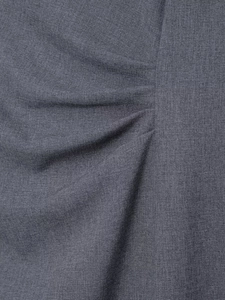 Vue macro de la texture du tissu plissé gris avec tissage fin et drapé élégant
