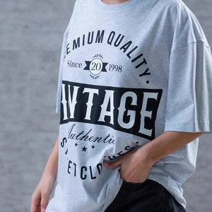 Λεπτομέρεια macro vintage στάμπας σε ανοιχτό γκρι oversized βαμβακερό t-shirt