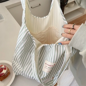 Detailansicht der grün gestreiften Segeltuchtasche mit praktischer Innentasche