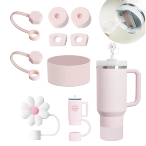 Dettaglio accessori in silicone per borraccia con copricanna e tappi antiribaltamento.