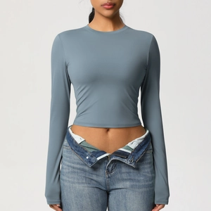 Gros plan du haut de sport court bleu-gris en tissu extensible respirant avec col rond