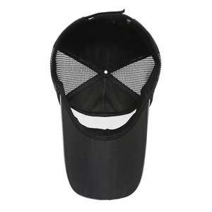Dettaglio del cappello trucker nero con rete, fascia interna antisudore e cuciture rifinite