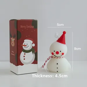 Détail de la bougie bonhomme de neige de 9cm avec sa boîte cadeau de Noël festive