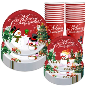 Vaisselle de fête de Noël avec assiettes et gobelets en carton bonhomme de neige