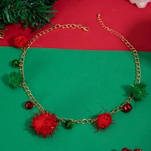 Collier de Noël festif avec pompons rouges et verts sur une chaîne en métal doré