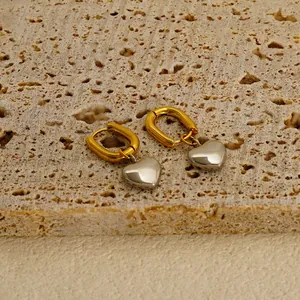 Boucles d'oreilles cœur minimalistes avec créole bicolore or et pendentif cœur argent