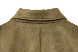 Dettaglio del colletto della giacca bomber verde militare scamosciata con cuciture fini