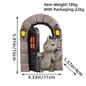 Figura de dragón bebé de resina asomando por un arco de piedra con lámpara retro
