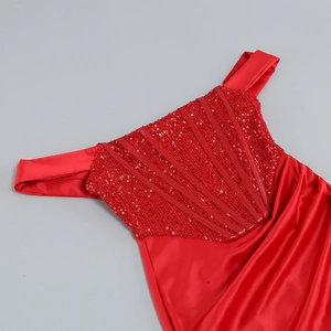 Détail rapproché d'une robe de soirée à paillettes rouge vif avec textures de satin de qualité