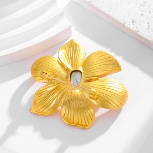 Elegant gold water-drop floral brooch with artificial crystal and vintage metal back detail
