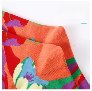 Dettaglio del tallone antiscivolo su calze in cotone a fiori colorati ad alta elasticità