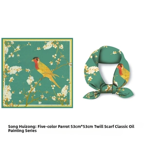Vue à plat et nouée d'un foulard en soie avec motif d'art de perroquet et fleurs