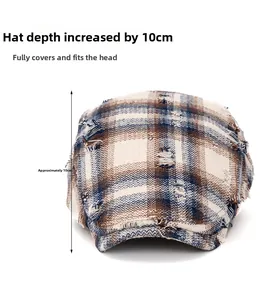 Détails d'une casquette gavroche à carreaux montrant une profondeur de 10 cm