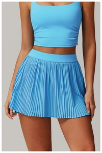 Detail von hellblauem Tennisrock mit Falten und figurbetontem Crop-Top für den Sport