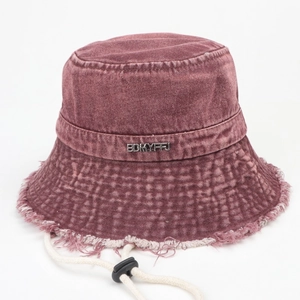 Dettaglio cappello alla pescatora in denim bordeaux lavato con bordi sfilacciati e lacci
