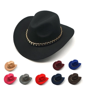 Cappello da cowboy in feltro a tesa larga decorato con catena in metallo dorato