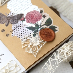 Detailansicht von Vintage-Baumwollspitze auf einem Scrapbook für DIY-Dekorationen