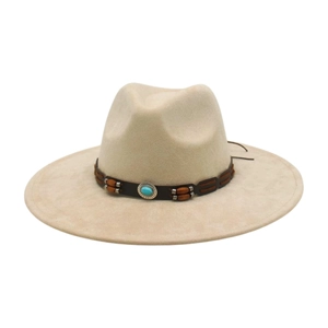 Beige western cowboyhoed met brede rand, suède textuur en versierde band met edelsteen
