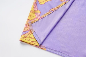 Dettaglio slip bikini a vita alta con stampa floreale viola e finitura a doppio ago