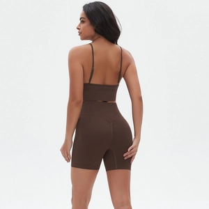 Detail von dunkelbraunem nahtlosem Yoga-Set mit High-Waist-Shorts und Sport-Bra