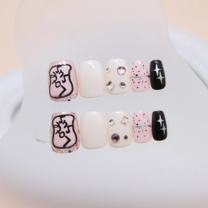 Faux ongles courts ballerine avec visages peints à la main et accents de diamants