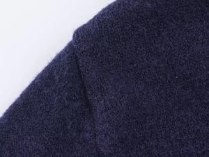 Gros plan détaillé sur la texture du tissu peluche bleu marine et les coutures
