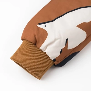 Detailansicht der gerippten Bündchen und Muster am Ärmel der Vintage-Baseballjacke