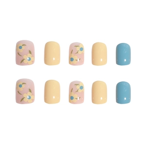 Kurze runde Kunstnägel zum Aufkleben mit floralem Macaron-Muster in Rosa und Blau