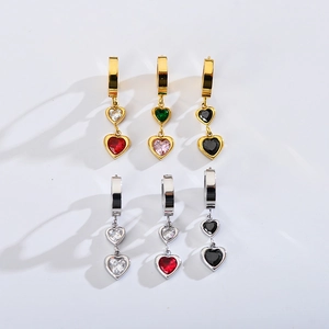 Dettaglio orecchini a cuore in zircone colorato con basi in metallo oro e argento