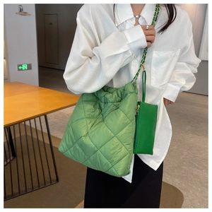 Borsa a spalla verde trapuntata con tracolla a catena e dettaglio mini borsellino