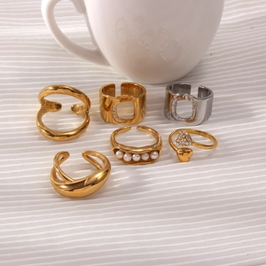 Set di 6 anelli placcati 18K oro e argento con perle e disegni a cuore traforato