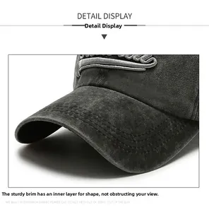 Gros plan sur la visière d'une casquette en coton gris foncé avec surpiqûres de qualité