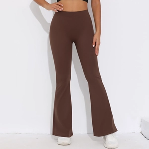 Makrodetail der ausgestellten High-Waist-Yogahose in Dunkelbraun mit Stretch-Stoff