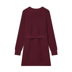 Détail du cardigan en tricot bordeaux avec vue arrière sur la texture et ceinture assortie