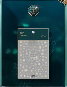 Détail macro d'autocollants 5D pour ongles marguerites avec texture 3D sur planche TS-046